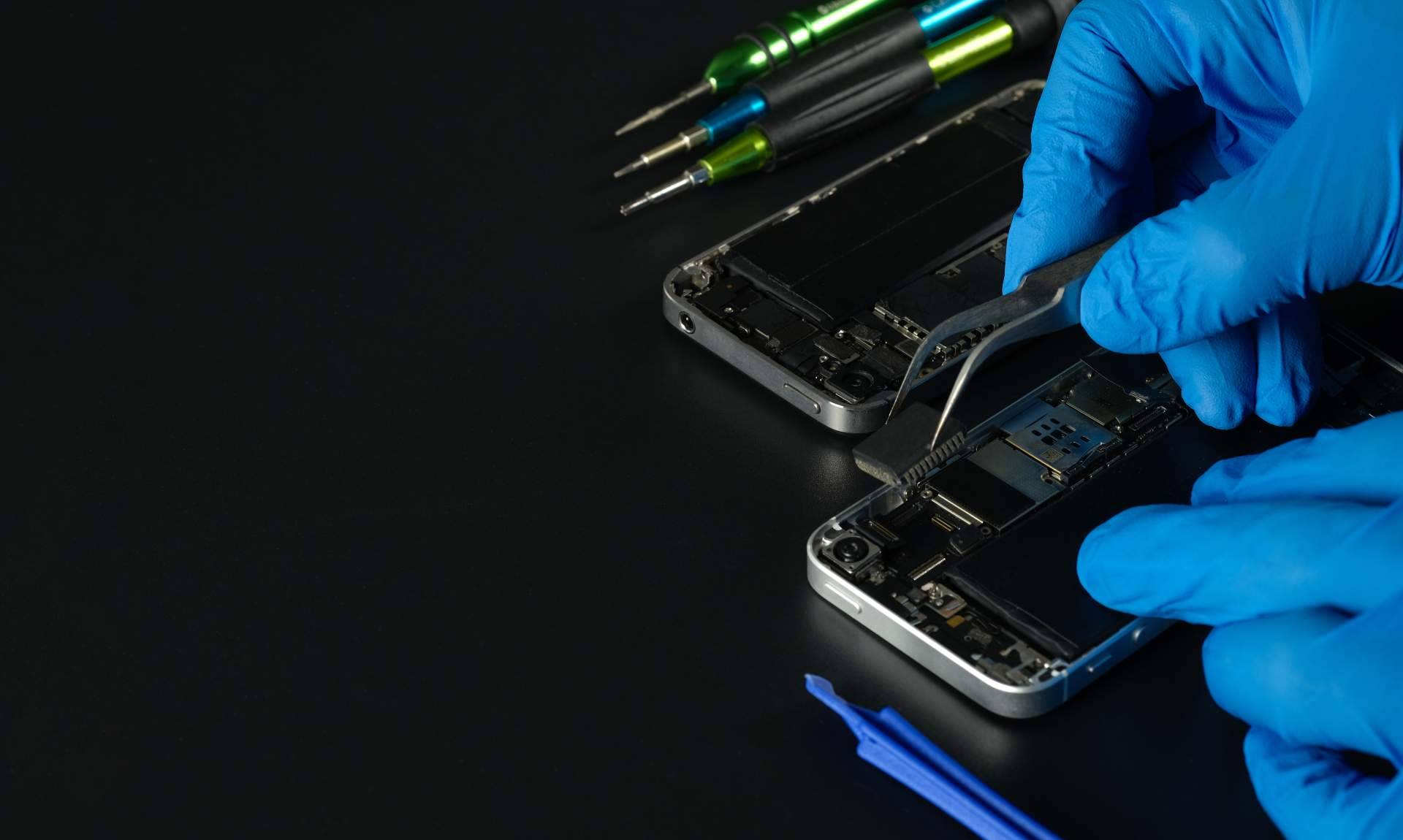 Arreglar en Mundo del Móvil la placa base de iPhone mojado