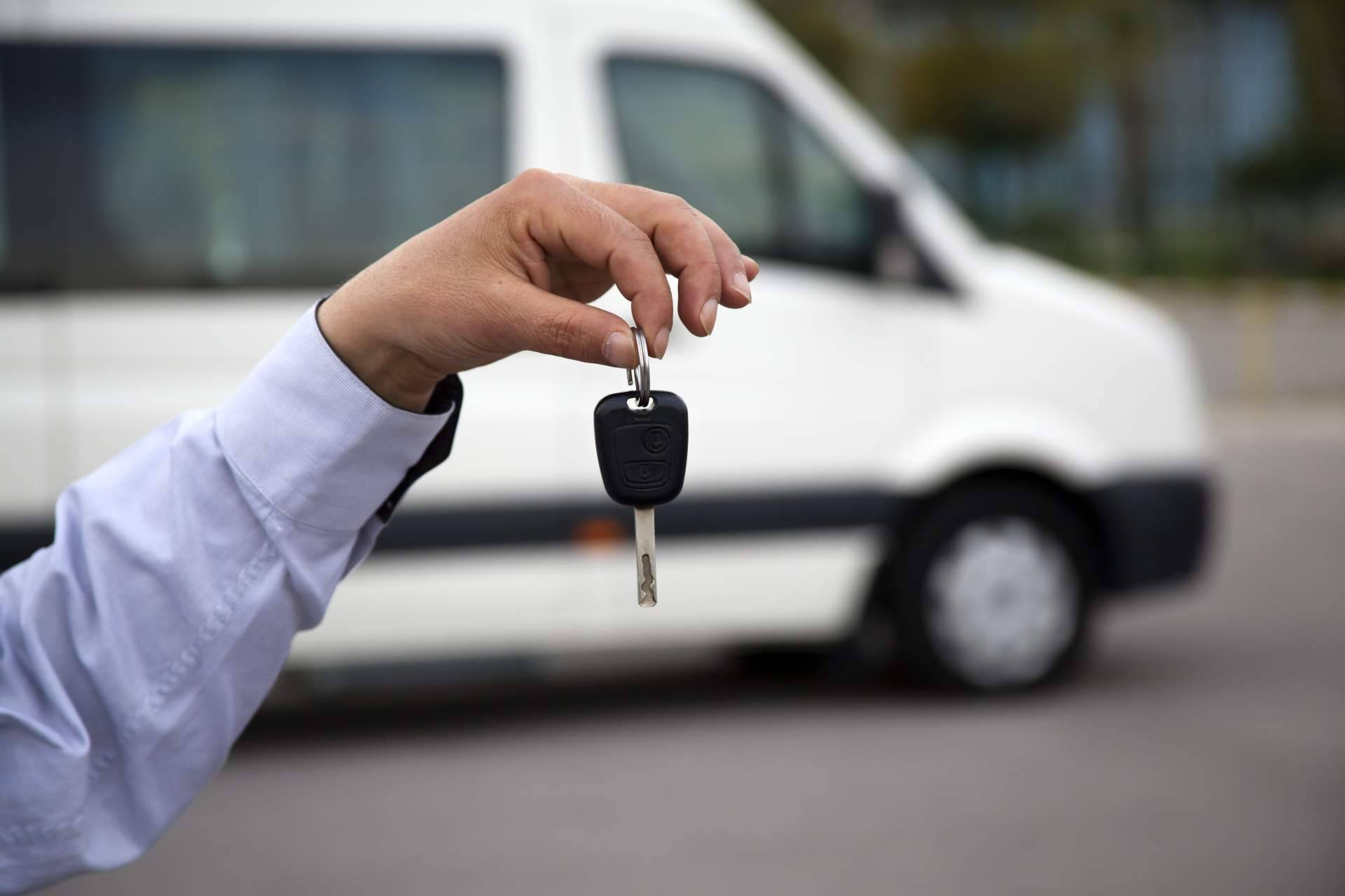Alquiler de furgonetas con ventajas económicas y flexibilidad, con Cocherenting