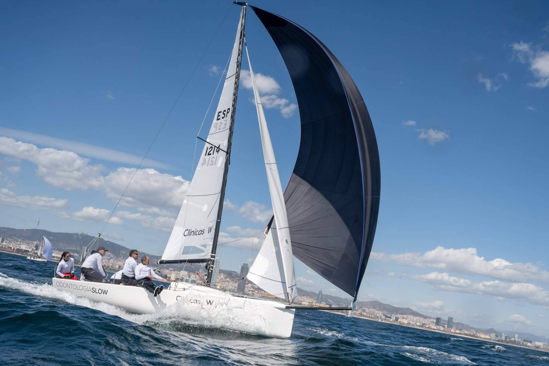 El equipo de Clínicas W impresiona en el Campeonato de España de J70 en La Toja