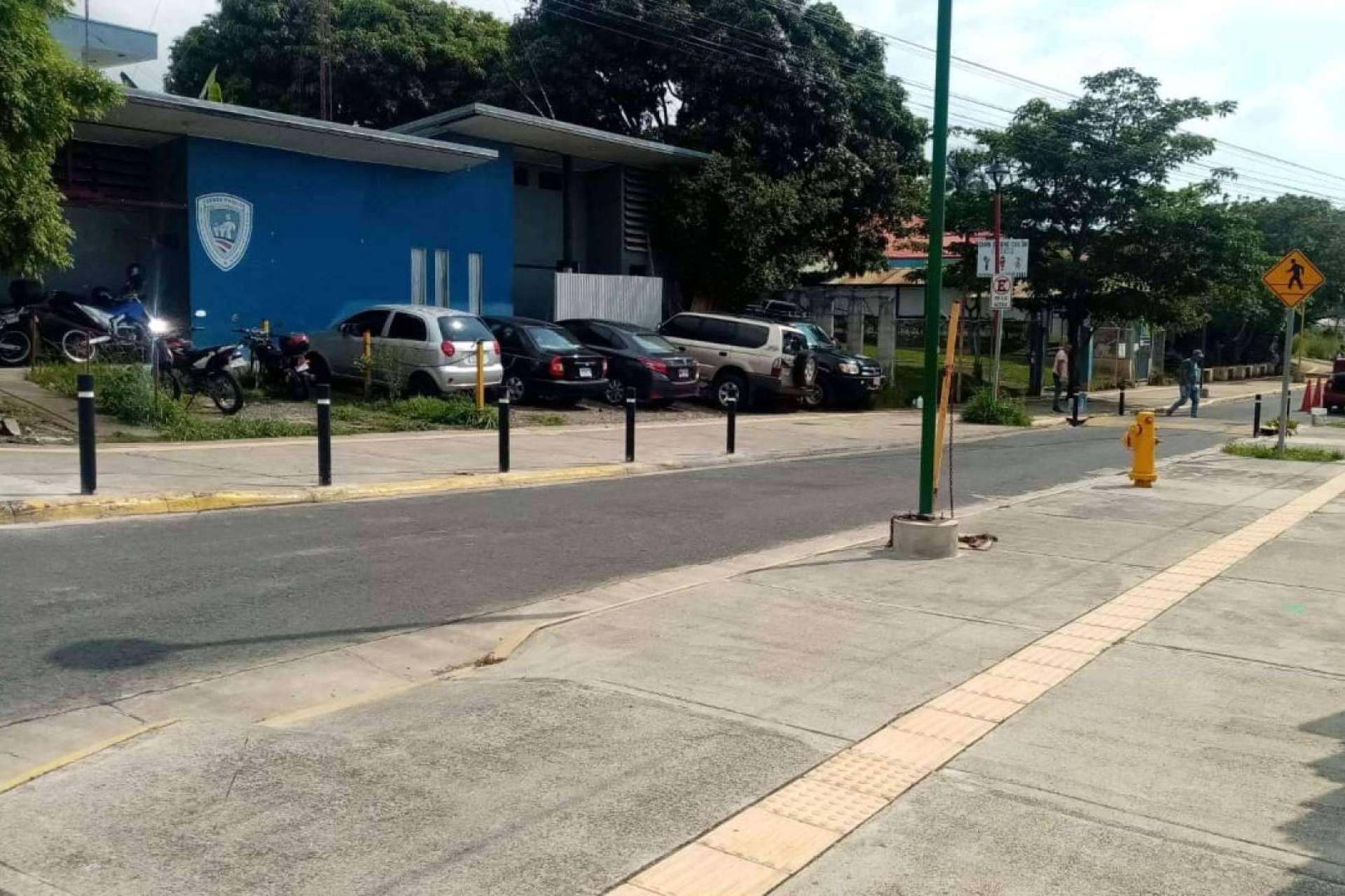 Abadecom, suministro de pilonas reflectante de plástico reciclado en Costa Rica