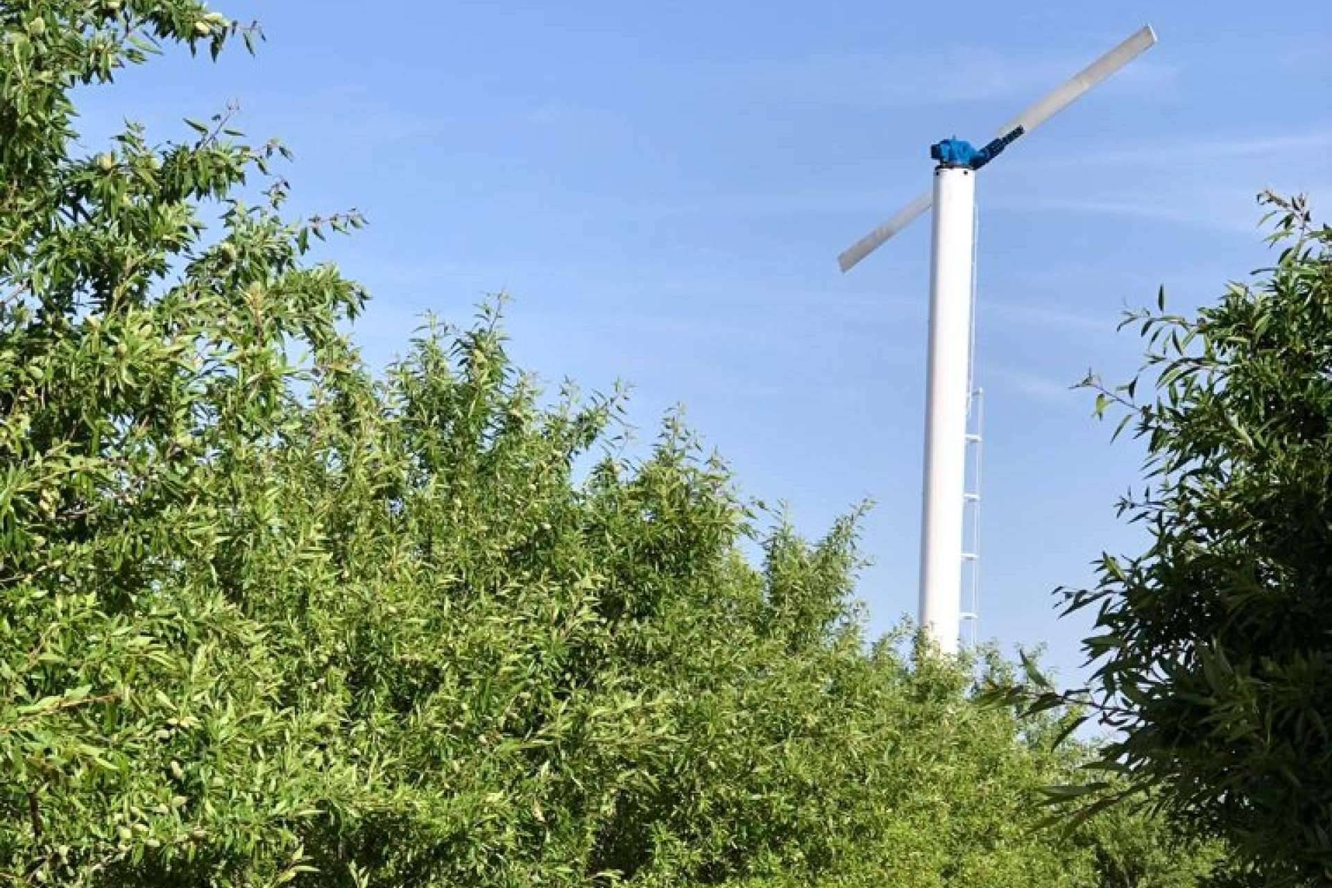 Cómo funciona una torre antihelada en un campo de cítricos