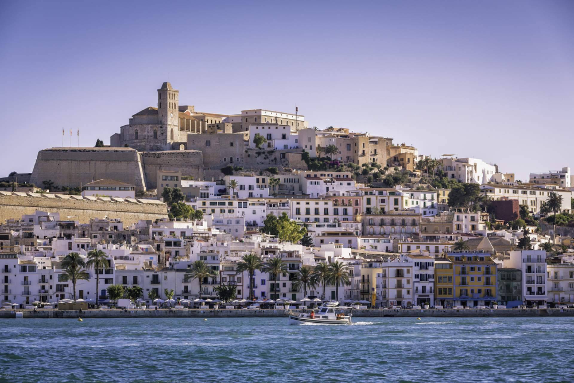 ¿Cómo moverse por Ibiza durante la estancia en la isla?, con Alpha VIP Transfer