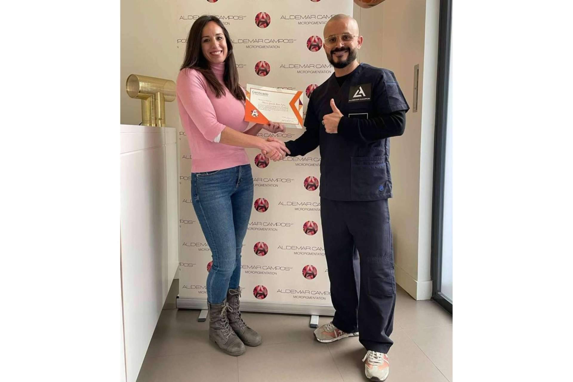 Aldemar Campos brinda diversos cursos sobre micropigmentación capilar