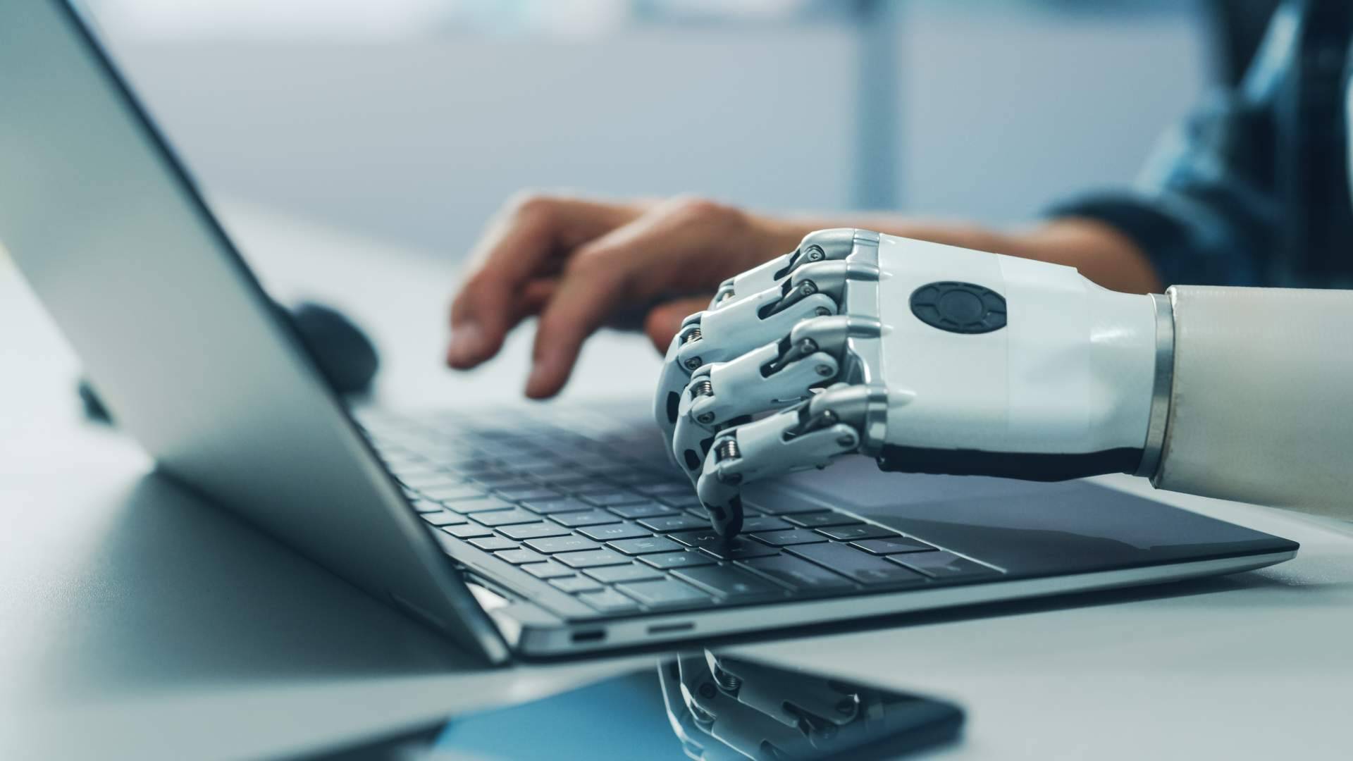 Naked Chief, la web de entrevistas a directivos que comparte su experiencia con ChatGPT