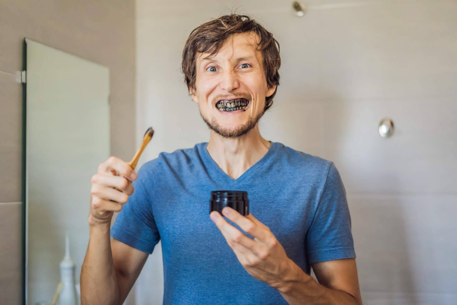 Dr. Mouth explica las diferencias entre el blanqueamiento dental y limpieza