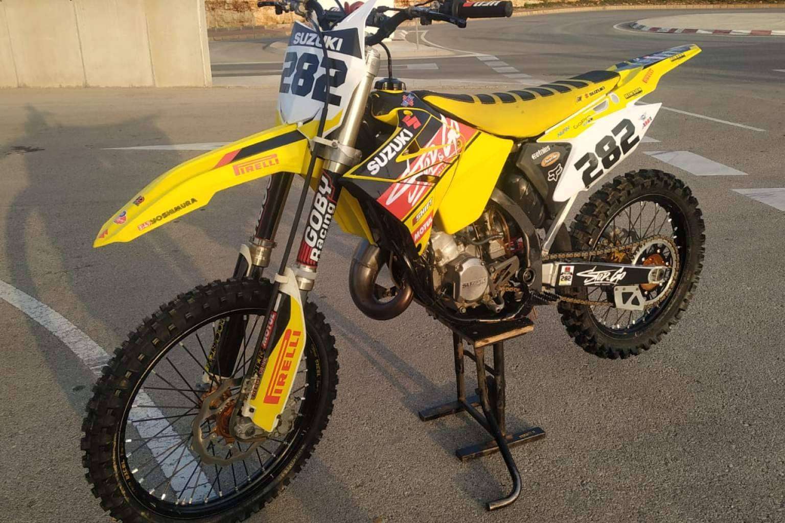 ADHESIVOSEMBARRADOS ofrece plásticos y adhesivos para motos off road