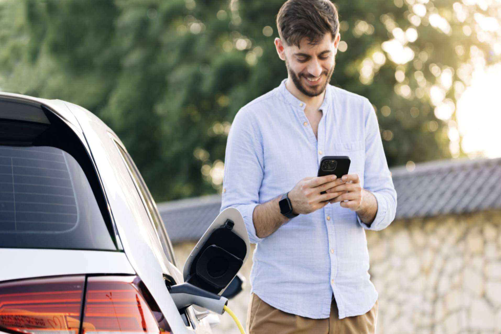 ¿Por qué los conductores de vehículos eléctricos escogen cargar en casa?, por ChargeGuru
