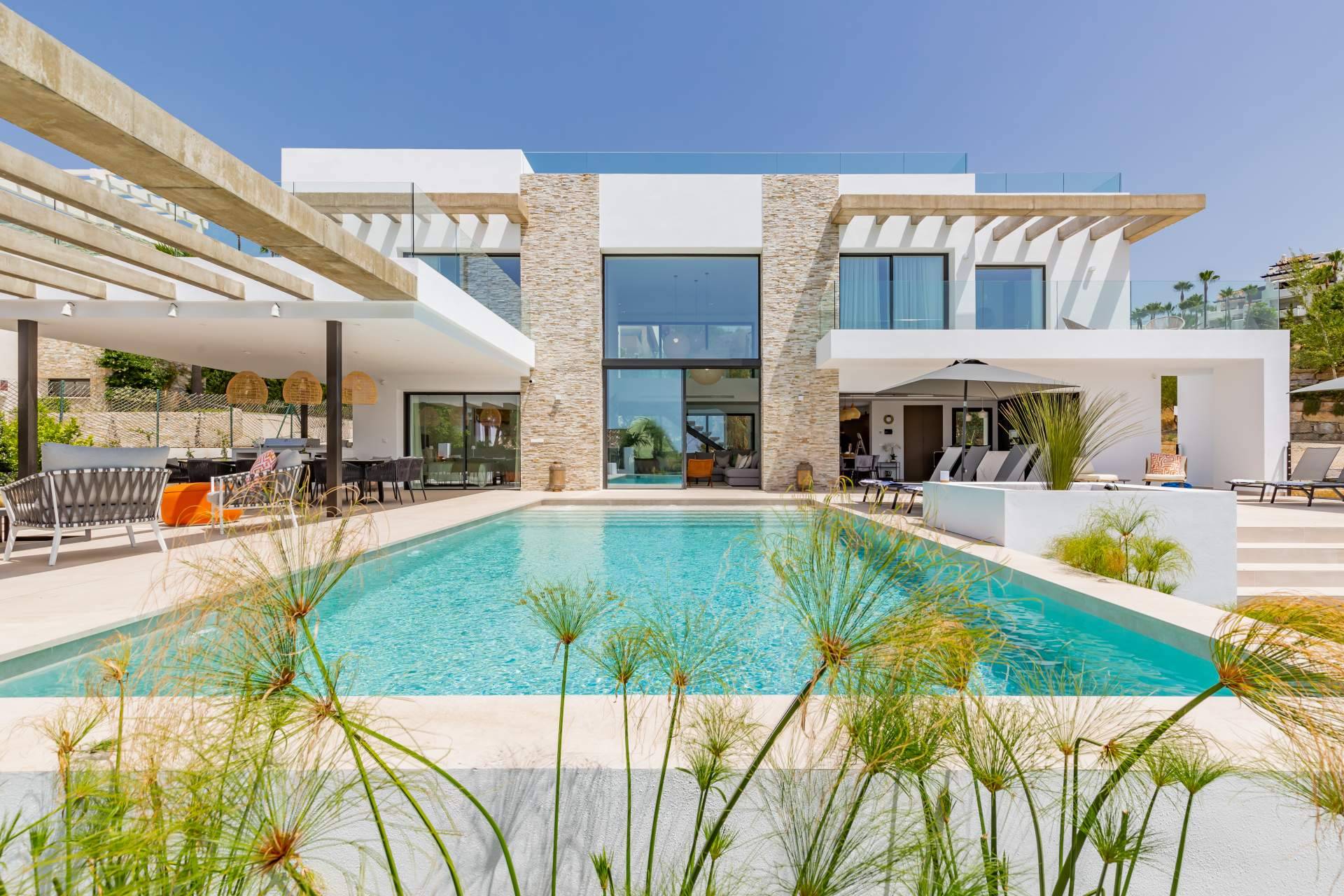 Propietarios millonarios ponen en el mercado inmobiliario vacacional sus casas de lujo en Marbella