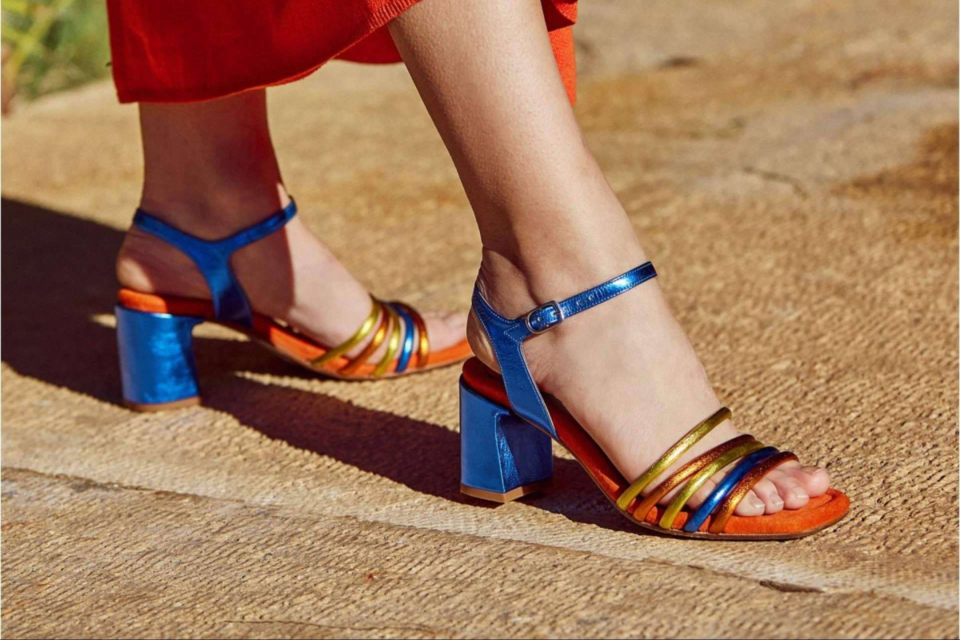 Vivir un verano lleno de estilo y comodidad con sandalias planas