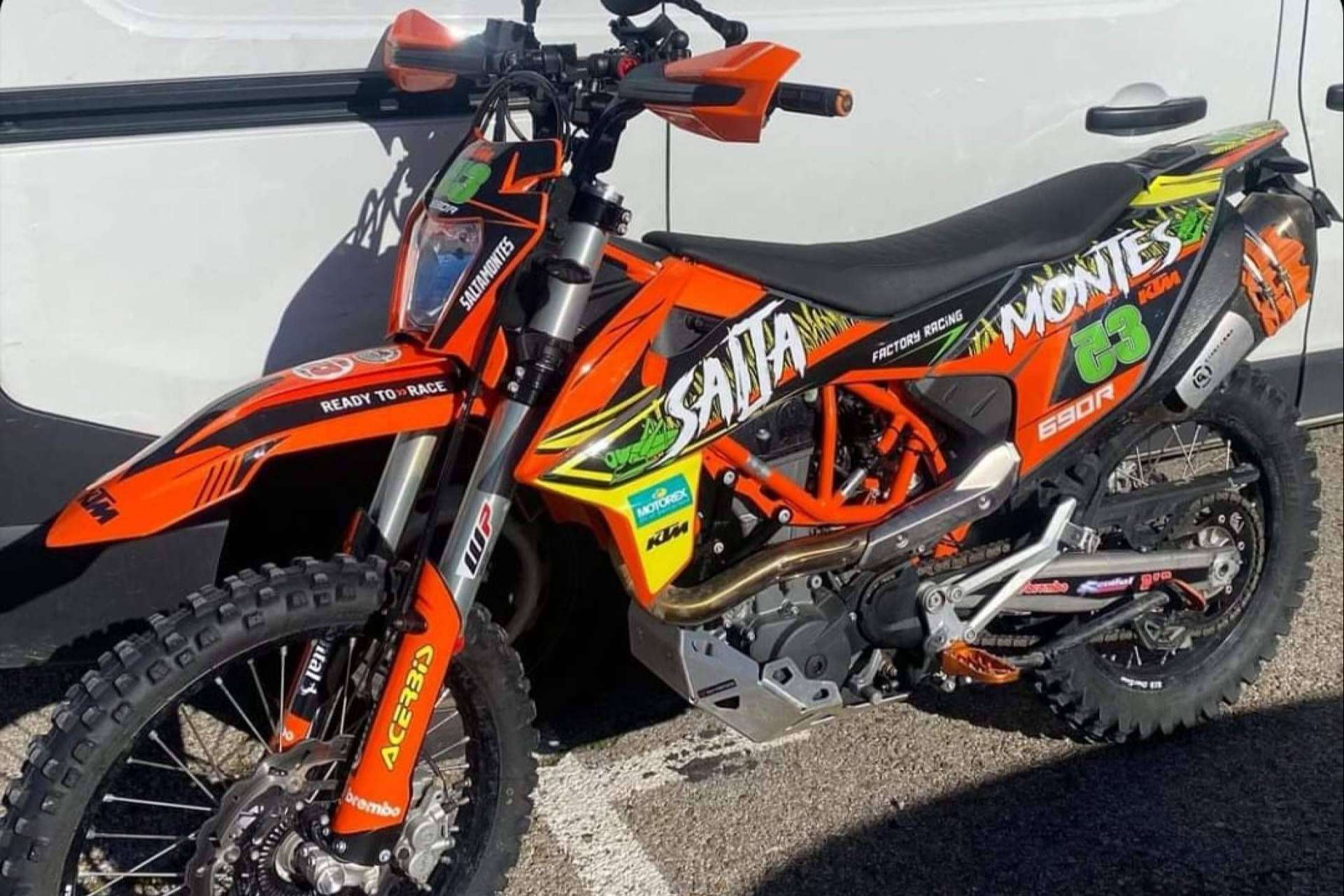 ADHESIVOSEMBARRADOS es la tienda online que dispone de pegatinas personalizadas para motos de alta calidad
