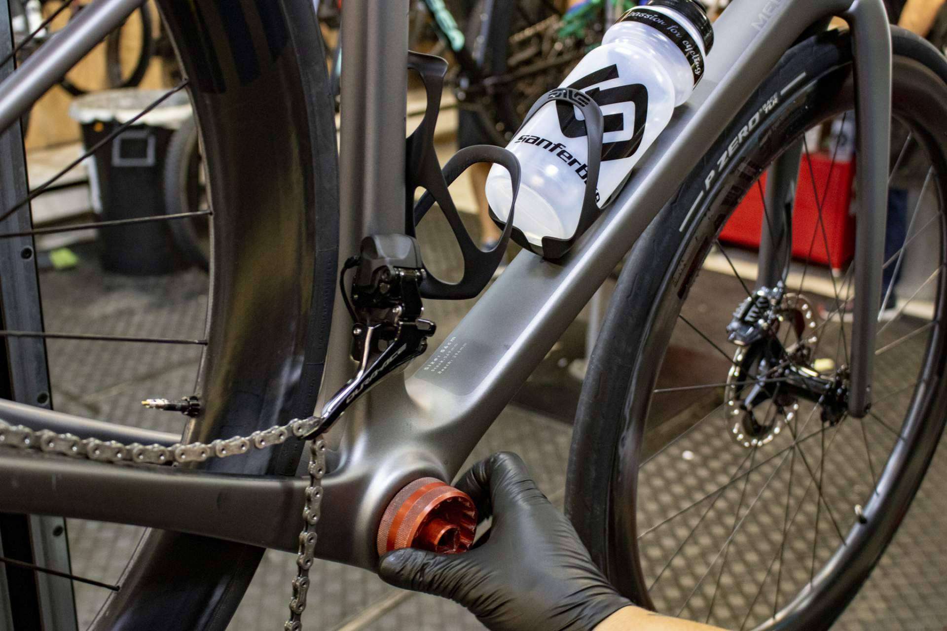 La importancia de llevar la bici a un taller profesional de bicicletas