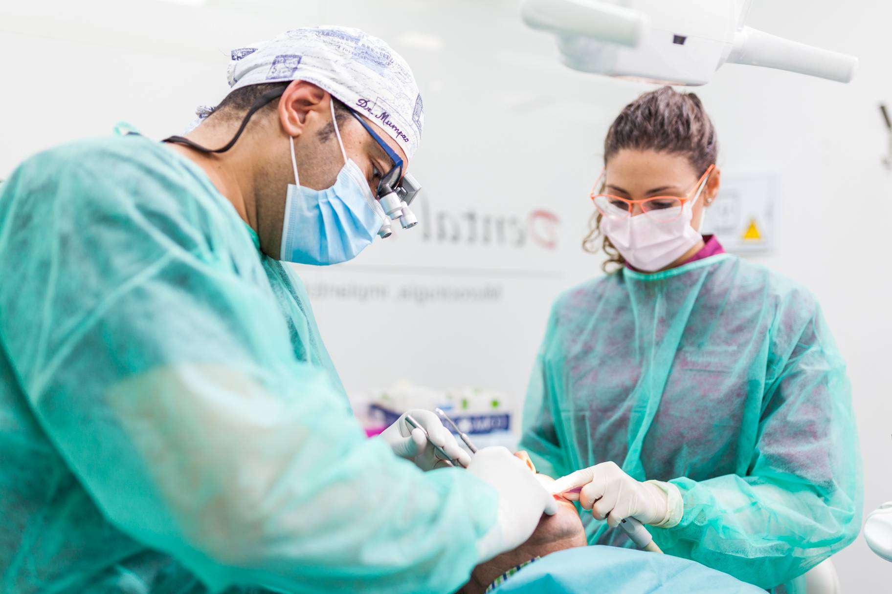 Dental Implantologie, la clínica de dentista en Sevilla que se especializa en la realización de cirugías, implantes y periodoncia