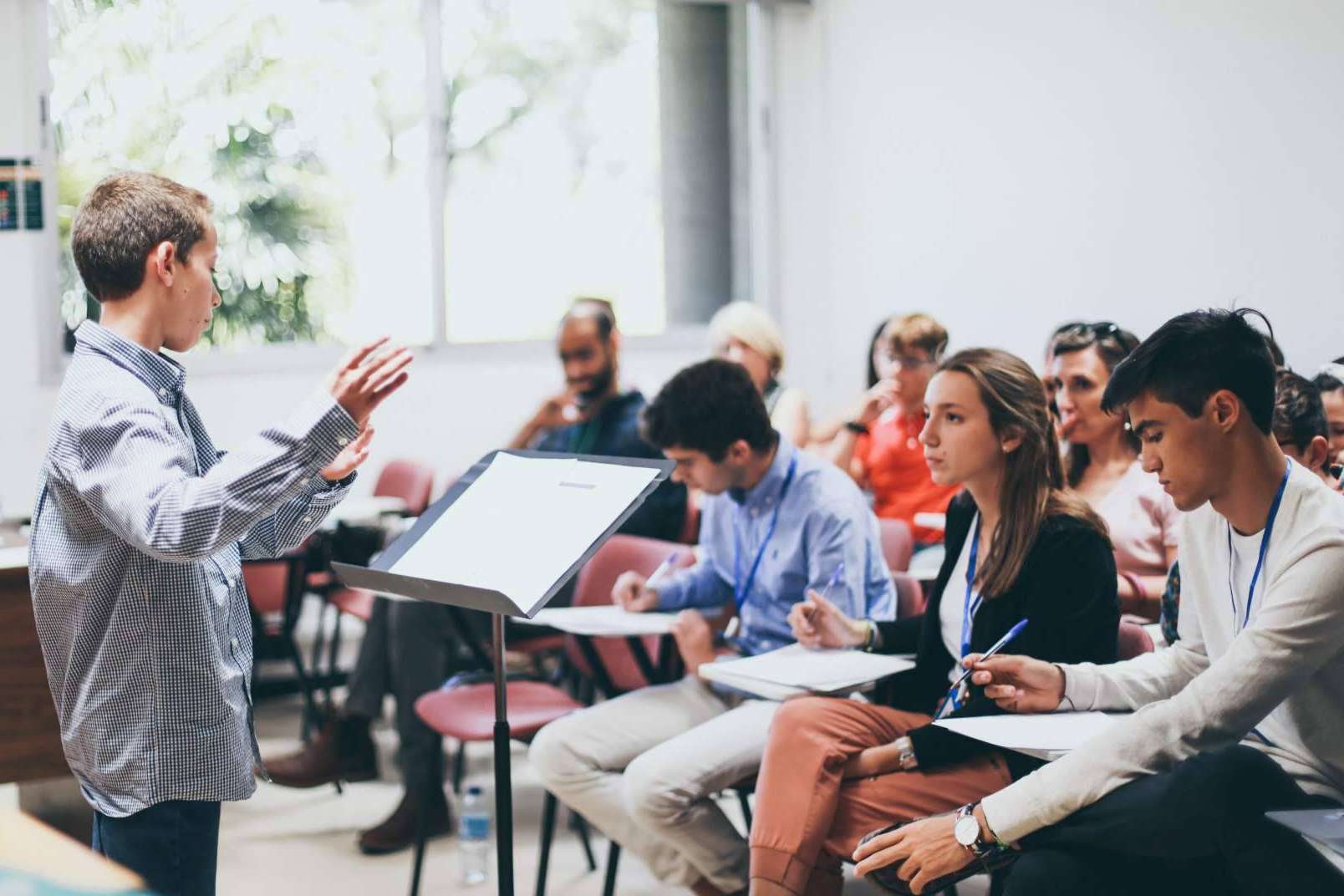 Las ventajas para los adolescentes de participar en un curso de debate y oratoria