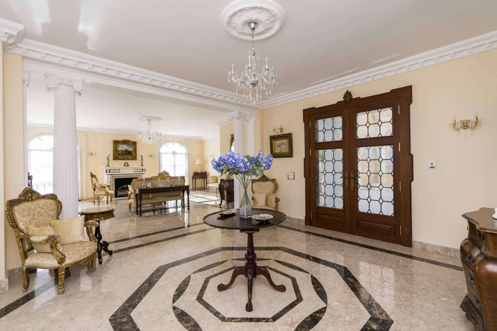 Villa Rosi, una villa clásica y de lujo bañada por el sol de Marbella, Zeuthen & Company