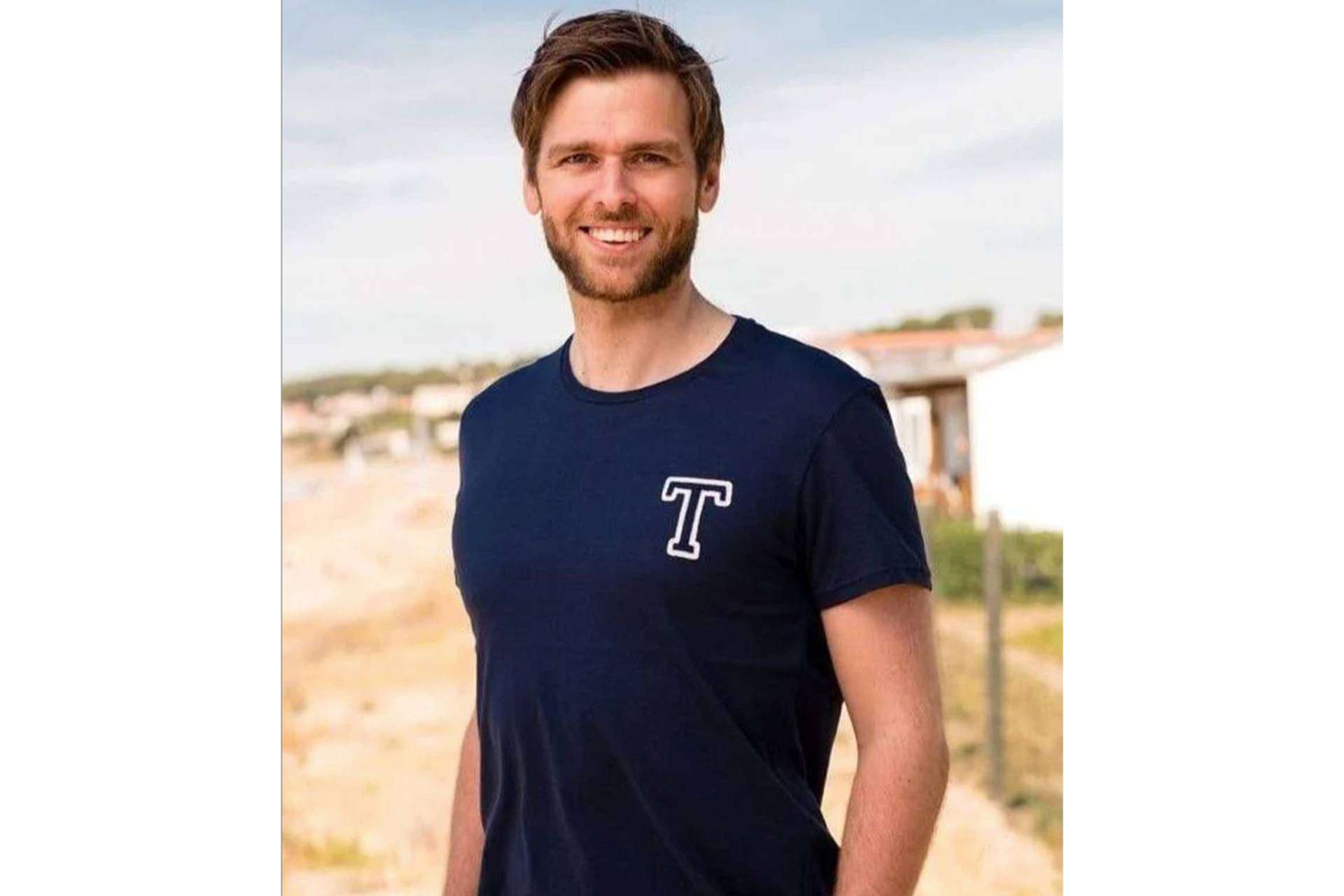 Las camisetas personalizadas con inicial de Anitials, una prenda única para este verano