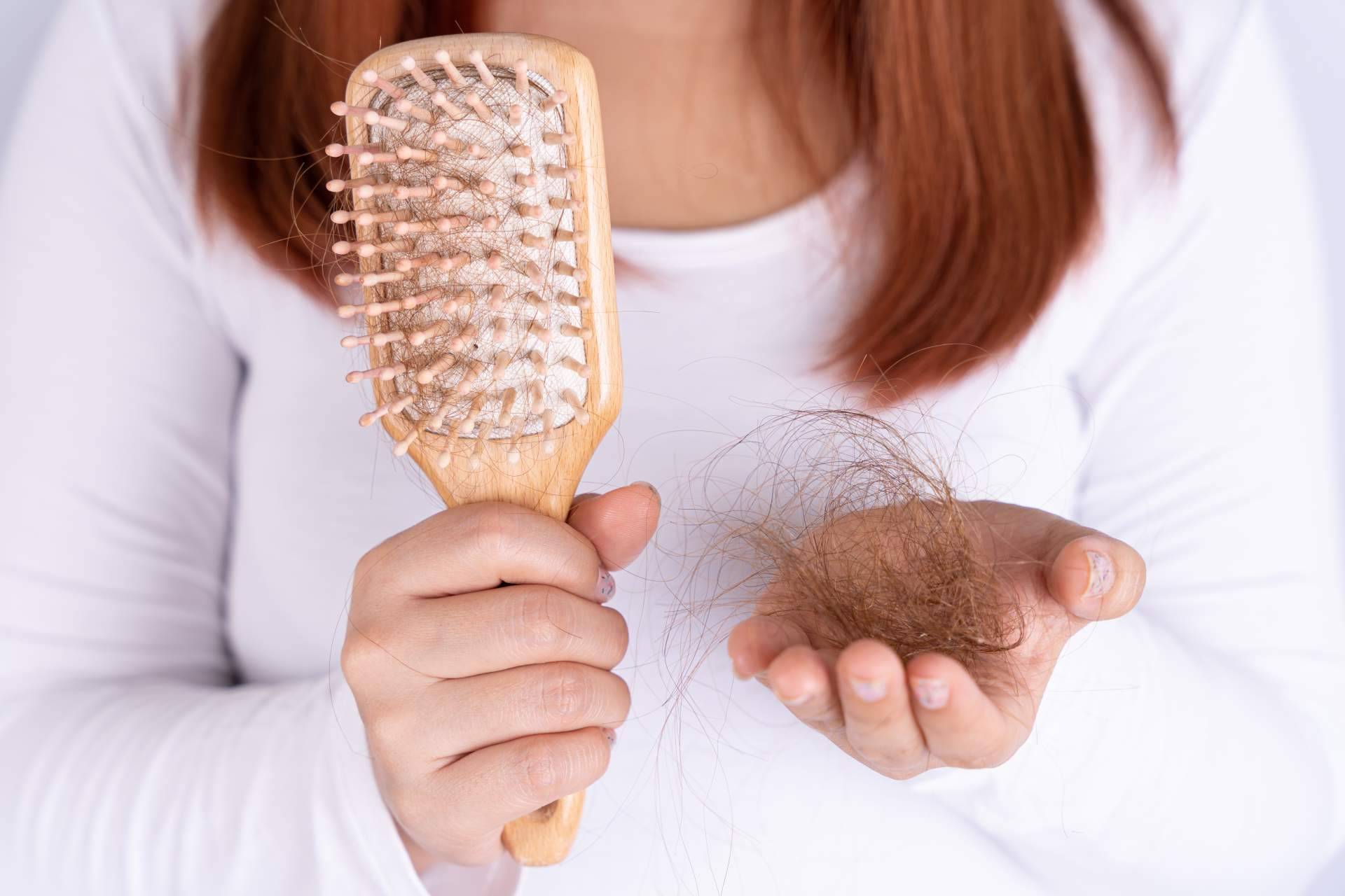Razones por las que se cae más el cabello en primavera y cómo tratarlo