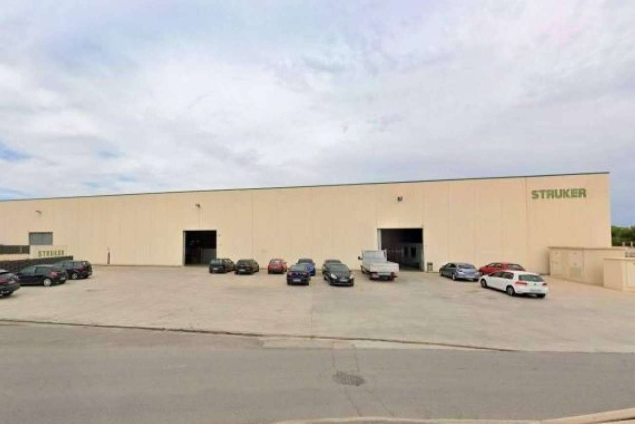 A subasta una nave industrial y un edificio de oficinas en Onda