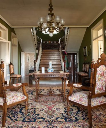 ¿Te acuerdas de la Casa Roja de la serie 'La Señora'? Pues podría ser tuya 42 Merca2.es la casa roja 6c79b0 Merca2.es