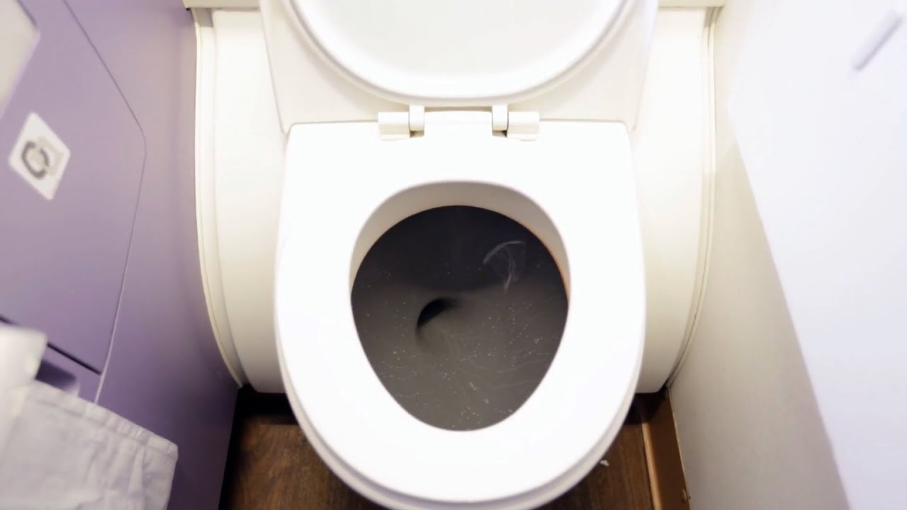 Los beneficios de colocar papel de aluminio en el WC