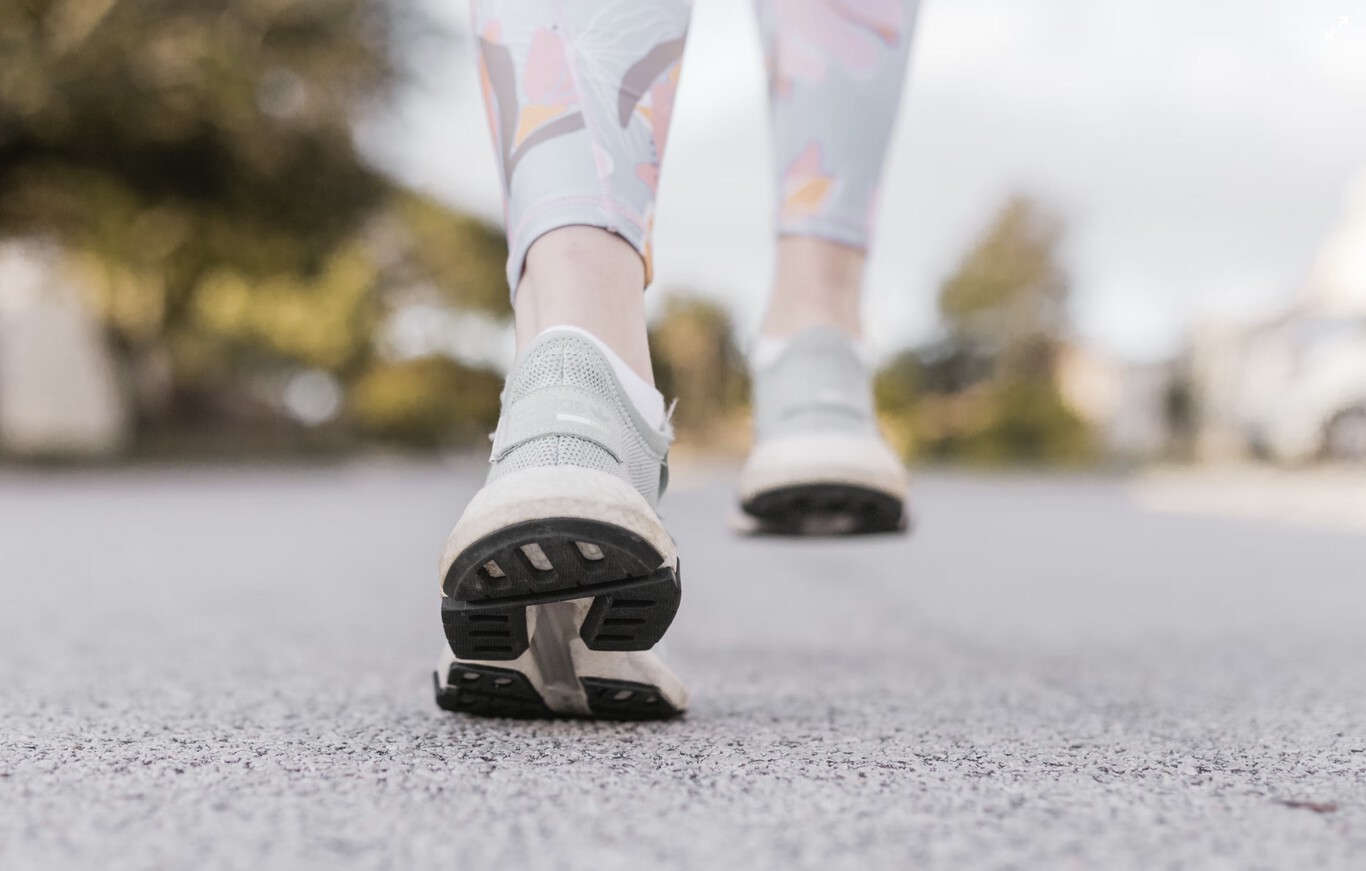 Caminar para mantener la salud: la ciencia desmiente el mito de los 10.000 pasos al día