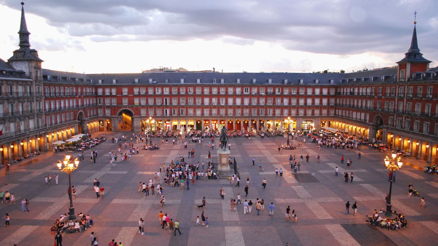 Plaza Mayor de Madrid: así es el recorrido por el corazón histórico de España