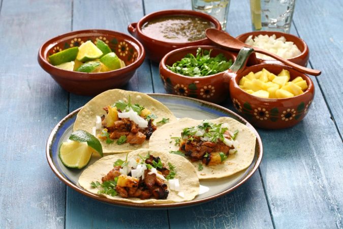 Tacos al pastor con piña y queso, típicos de la cocina Mexicana 3 Merca2.es recetas 804 tacos al pastor 2000 Merca2.es