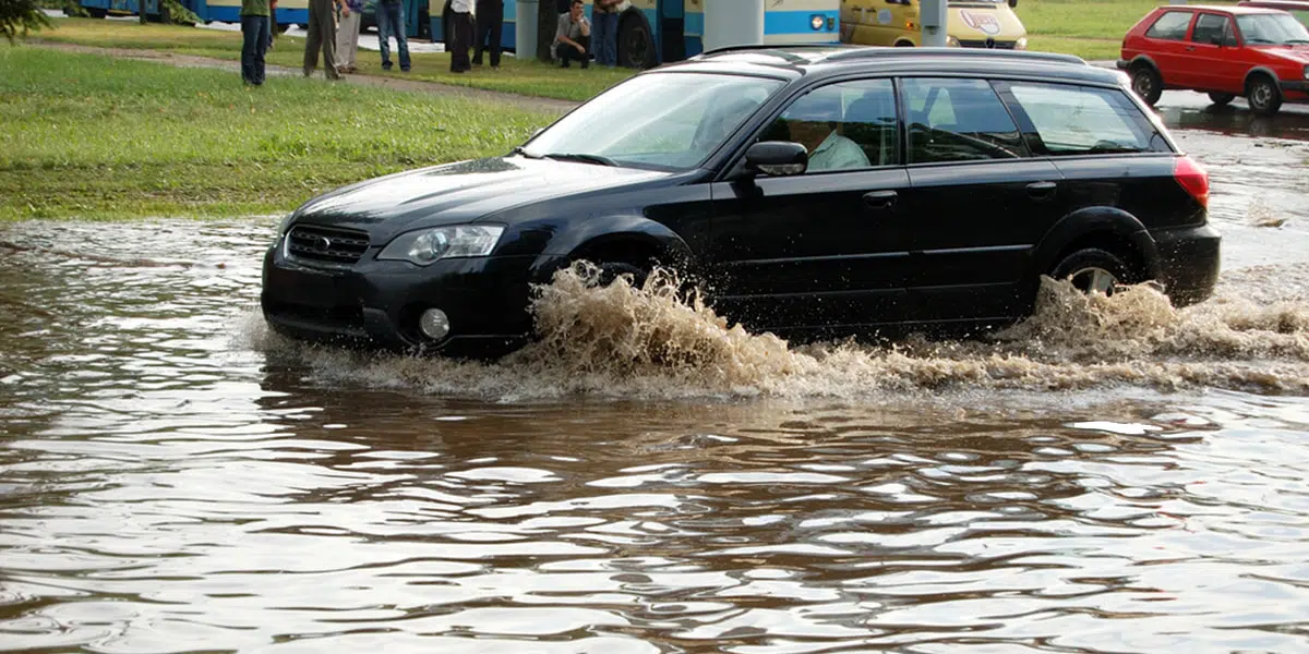 Esto es lo que tienes que hacer si te sorprende una lluvia torrencial en el coche