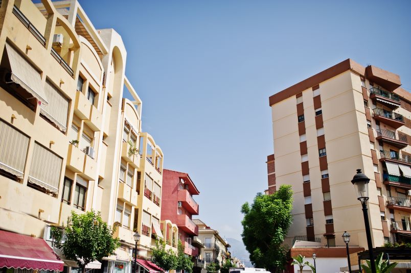 Unos 10.000 locales comerciales vacíos en España podrían transformarse en viviendas asequibles