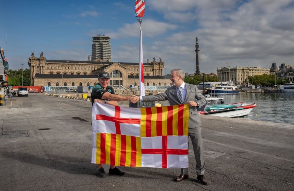 Emirates Team New Zealand recibe la bandera de Barcelona