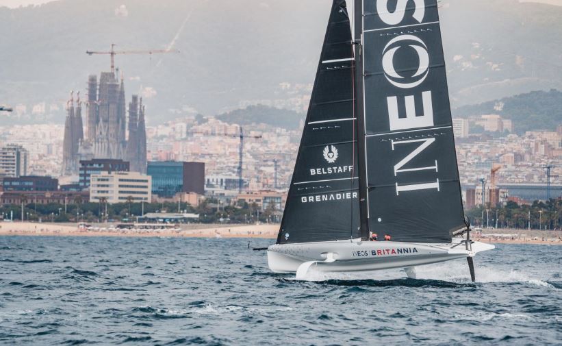 El equipo INEOS Britannia ya navega en las aguas de Barcelona