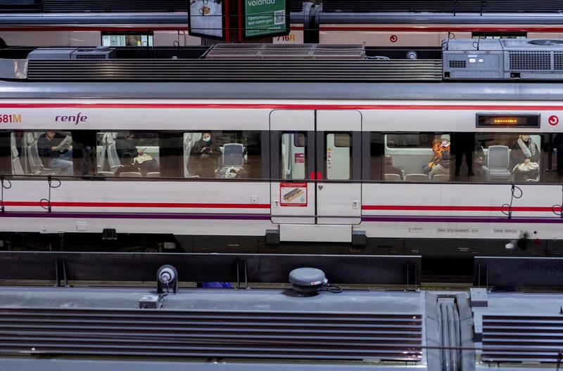 Demoras en 5 líneas de Cercanías de Madrid tras accionar la alarma unos viajeros y bajar a las vías en Atocha