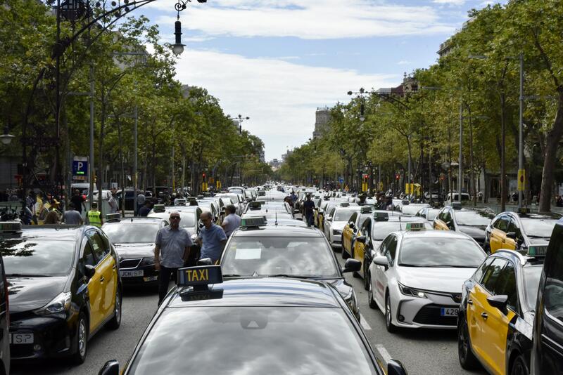 El sector de taxi celebra la restricción a las VTC impuesta por el Gobierno «tras 12 años de caos regulatorio»