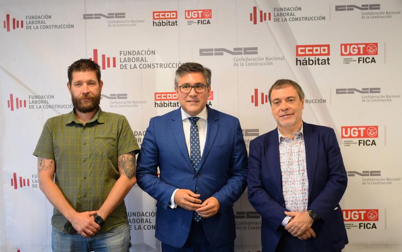 Patronal y sindicatos aprueban un protocolo de actuación en la construcción frente a las altas temperaturas