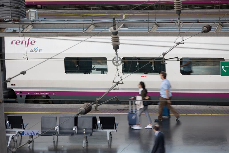 Adif abre una investigación por la interrupción de los trenes Valencia-Madrid en la jornada electoral