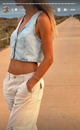 Ana Soria con un look muy millennial de chaleco denim de Zara