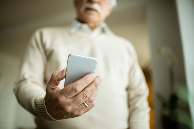 Anciano con smartphone