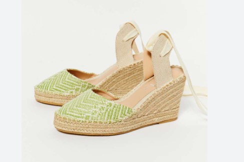 Sfera rebaja a 15 euros estas elegantes alpargatas con print boho