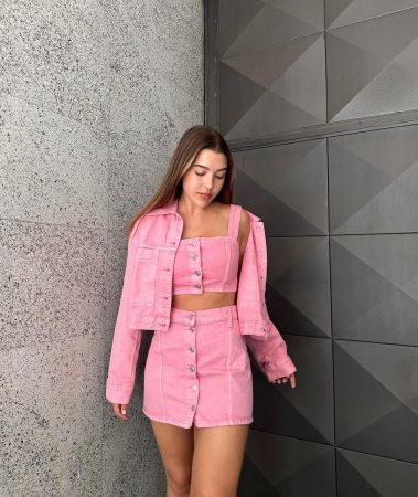 Alba Díaz y el conjunto vaquero de Mango inspirado en Barbie 6 Merca2.es Cazadora vaquera de Mango Merca2.es