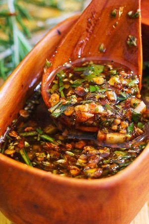 Preparación de chimichurri argentino