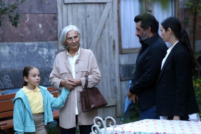 Emel, Sevgi, Akif y Suzan