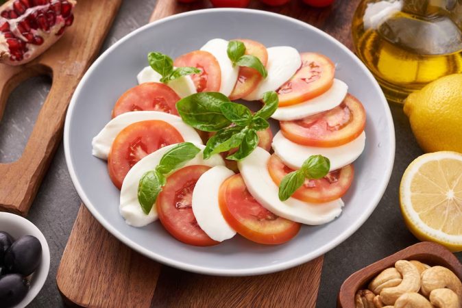 La sencilla receta de ensalada Caprese de Karlos Arguiñano, con sólo 3 ingredientes 7 Merca2.es Emplata la ensalada Caprese
