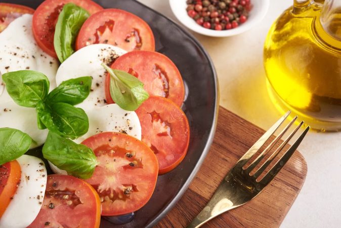 La sencilla receta de ensalada Caprese de Karlos Arguiñano, con sólo 3 ingredientes 1 Merca2.es Ensalada Caprese