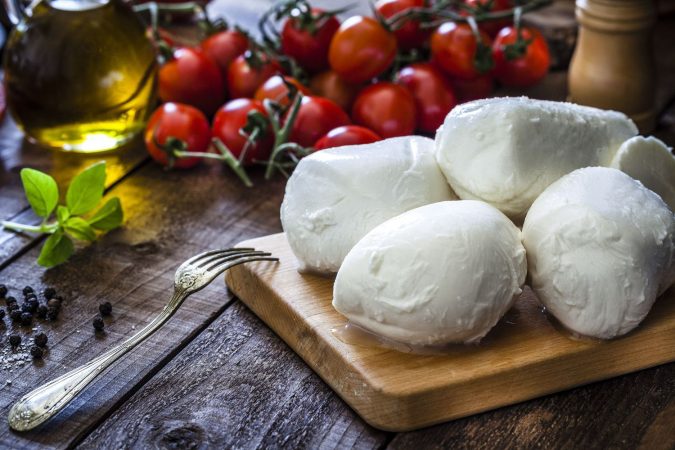 La sencilla receta de ensalada Caprese de Karlos Arguiñano, con sólo 3 ingredientes 4 Merca2.es Escurre la mozzarella