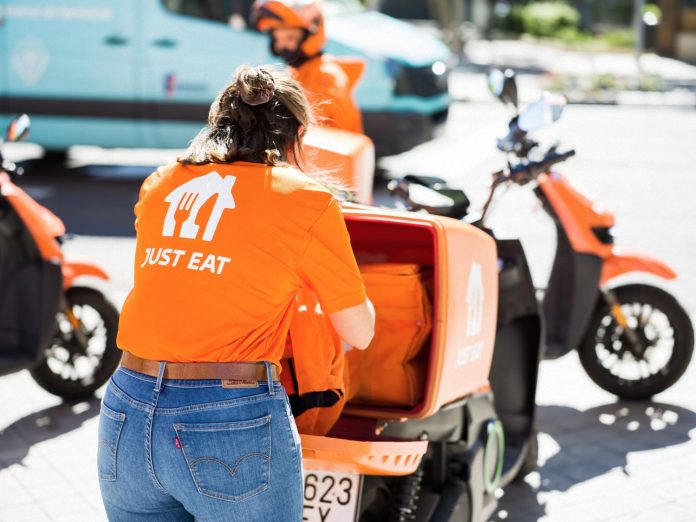 Just Eat cumple con la Ley Rider frente a los ‘abusos laborales’ de Glovo y Uber Eats