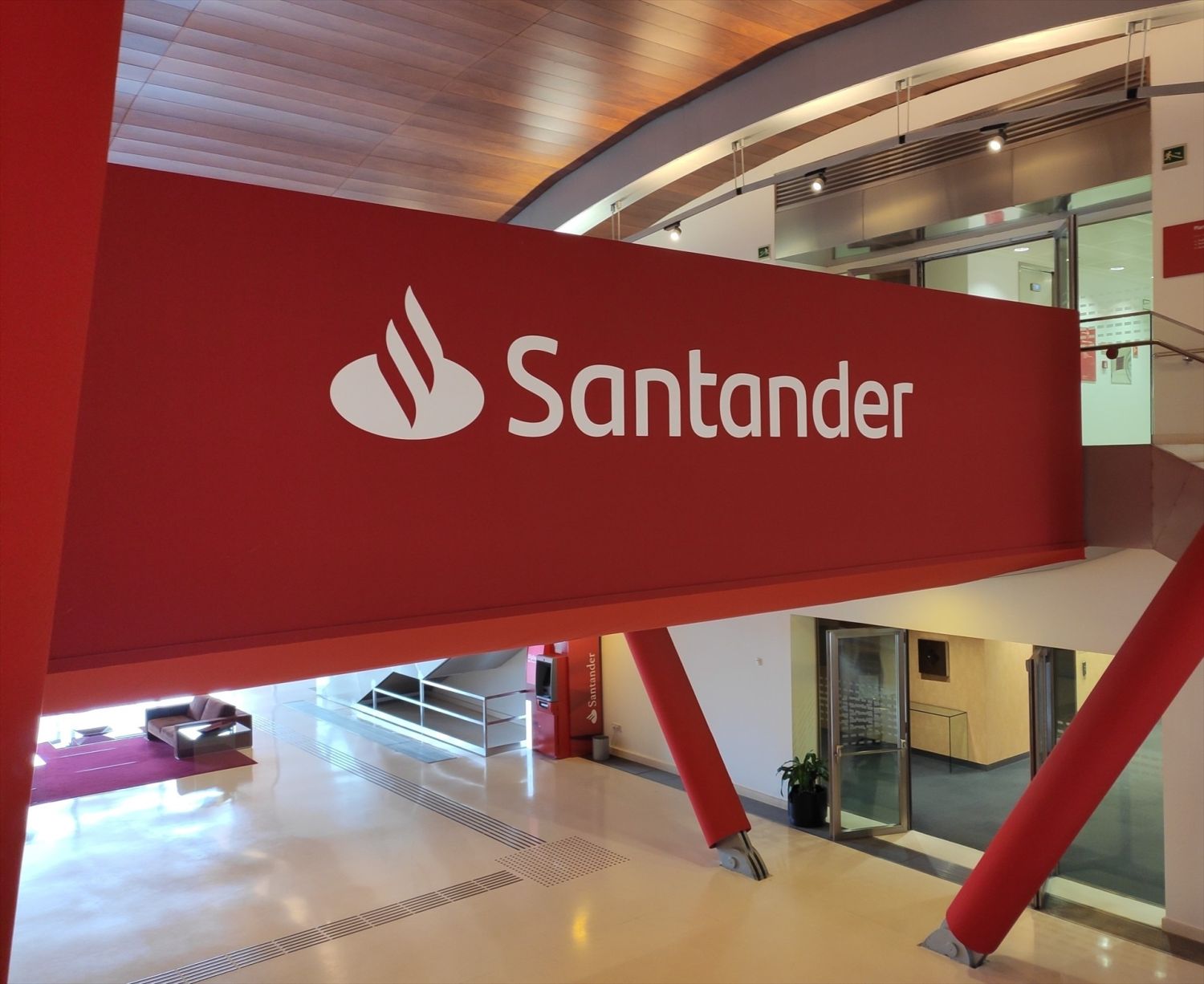 Banco Santander, CaixaBank y BBVA usan la IA para ganar clientes y evitar fraudes