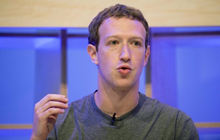 EuropaPress 4317647 mark zuckerberg sesion facebook innovation hub 2016 Merca2.es