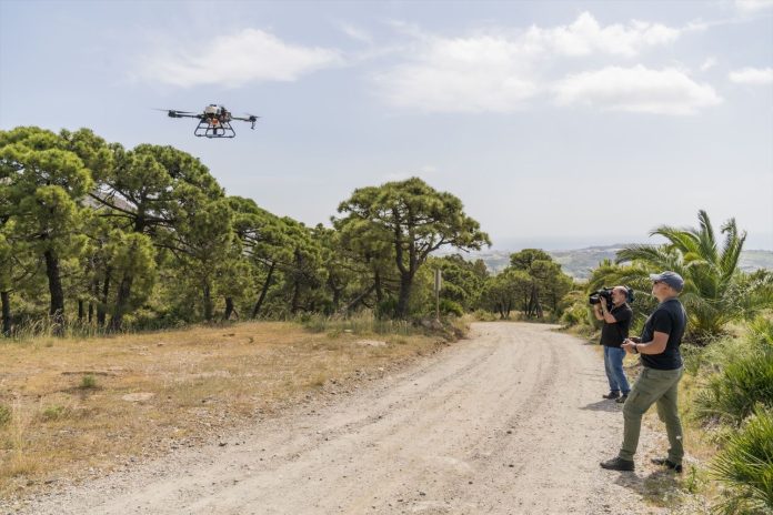 Un dron utilizado en la reforestación. A 21 de abril de 2023, en Estepona, Málaga (Andalucía, España). Inicio de la fase de reforestación del proyecto de cascos verdes en Sierra Bermeja