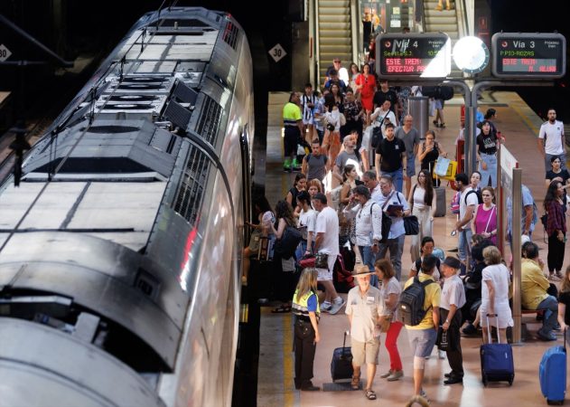 18 millones de plazas definen el plan de Renfe para mantener el trono de verano 1 Merca2.es EuropaPress 5303436 varias personas maletas anden renfe estacion atocha almudena grandes 30 Merca2.es