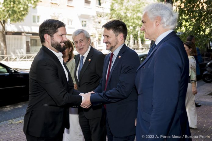 El presidente de Chile, Gabriel Boric, el ministro de Relaciones Exteriores de Chile, Alberto Van Klaveren, el ministro de Energía de Chile, Diego Pardow, y el vicepresidente primero de CEOE, Miguel Garrido, durante un acto de la Confederación Española de Organizaciones Empresariales (CEOE)