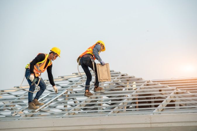 EuropaPress 5346604 imagen recurso obreros construccion trabajando estructura techo edificio Merca2.es